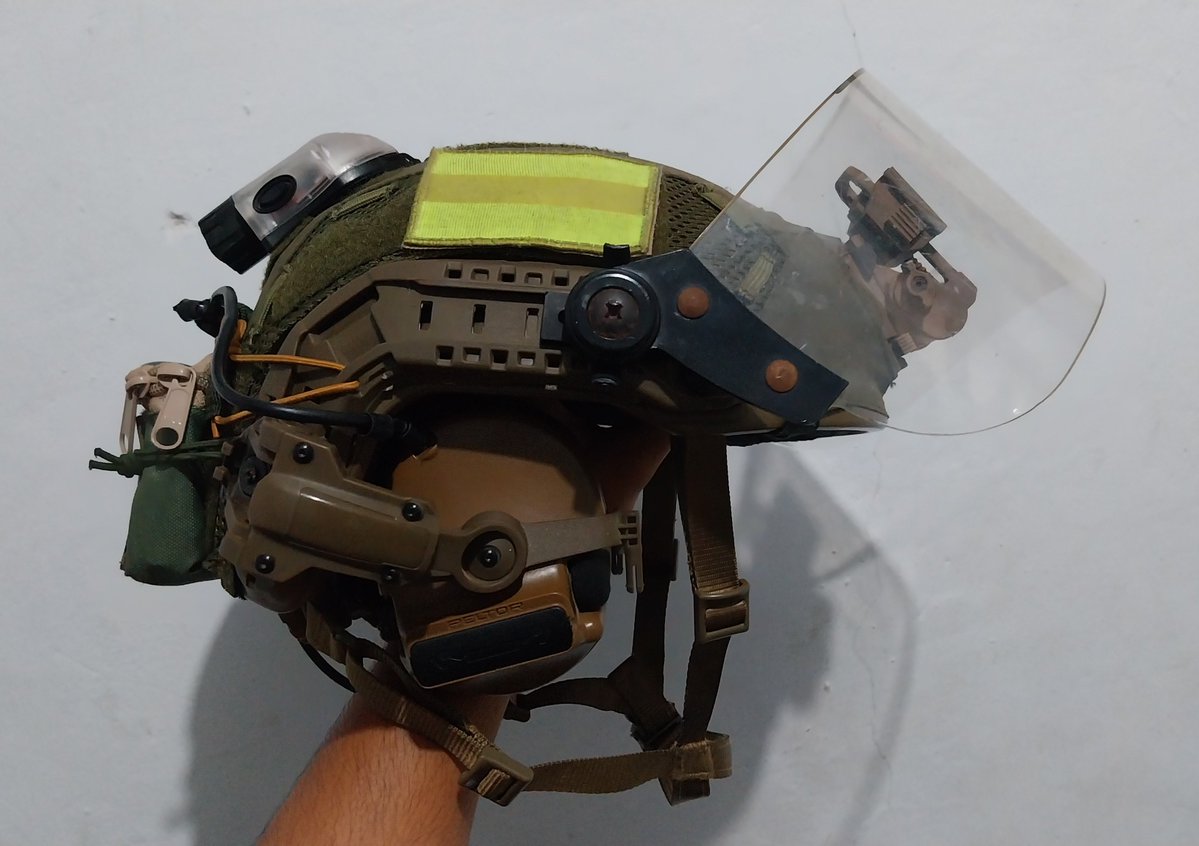 kucing_Freaky's tweet photo. Helmet with a plastic visor, does it count? https://t.co/3TSOJ5l04q