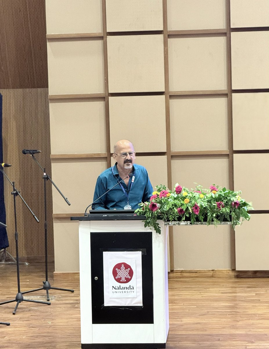 nalanda_univ's tweet photo. नालंदा विश्वविद्यालय में ‘विकसित भारत के निर्माण में भारतीय ज्ञान परंपरा की भूमिका’ विषय पर आयोजित दो-दिवसीय राष्ट्रीय परिसंवाद का सम्पूर्ति सत्र आज सम्पन्न हुआ।

सम्पूर्ति सत्र में नालंदा विश्वविद्यालय के कुलपति प्रोफेसर सचिन चतुर्वेदी जी ने अपने स्वागताध्यक्षीय उद्बोधन में भारतीय ज्ञान परंपरा की व्यापकता और सार्वभौमिक स्वरूप को रेखांकित किया। उन्होंने कहा कि भारतीय सभ्यता के विस्तार के पीछे ऐसा ज्ञान था, जो जनसामान्य के लिए उपयोगी, सहज और व्यापक रूप से उपलब्ध था। उन्होंने इस बात पर भी बल दिया कि वर्तमान संदर्भ में ‘भारतीय ज्ञान परंपरा’ शब्द का प्रयोग करते हुए ऐसी दृष्टि विकसित करने की आवश्यकता है, जो इसे केवल भारतीय संदर्भ तक सीमित न रखकर एक व्यापक विश्व परंपरा और शाश्वत सत्य के रूप में देखे।

समापन सत्र में शिक्षा संस्कृति उत्थान न्यास के राष्ट्रीय सचिव डॉ. अतुल कोठारी ने पाथेय उद्बोधन दिया, जबकि भाषा, साहित्य एवं मानवीकी संकाय के संकायाध्यक्ष प्रोफेसर डी. वेंकट राव ने आभार ज्ञापन किया।

दो-दिवसीय राष्ट्रीय परिसंवाद के समापन सत्र की सामूहिक झलक।

#NalandaUniversity #NationalSymposium #IndianKnowledgeTradition 

@Sachin_Chat | @MEAIndia | @EduMinOfIndia