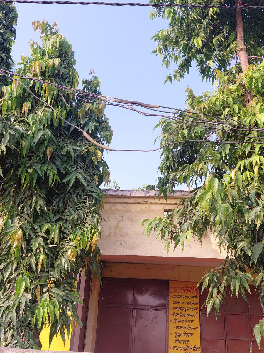 Anshulp44722836's tweet photo. @UPPCLLKO @EMofficeUP @UPGovt @myogioffice @myogiadityanath @dvvnlhq @dvvnletah    village Loya bad shah pur( Jila Etah Feetar  Baghbala ) ki light khrab padi hai par koi sunbai nhi ho rhi hai puri kebal khrab padi hai par koi sahi karne bala nhi aa rha hai https://t.co/6Kedce50Tx