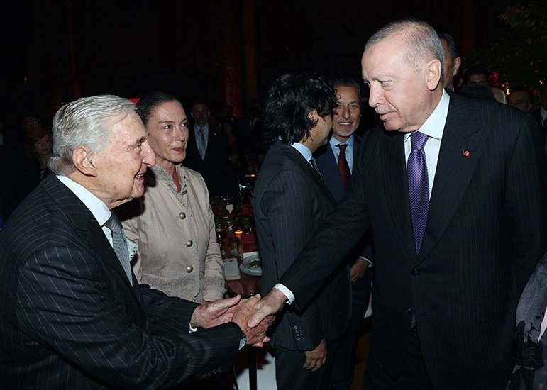 soLPortal2026's tweet photo. AKP hesabından Erdoğan ile Rahmi Koç’un tokalaşma fotoğrafı paylaşılıp silindi

◾️İki isim New York'ta düzenlenen “100 Yıllık Dostluk: Türkiye-Amerika Birleşik Devletleri Galası”nda bir araya geldi.
https://t.co/9VQswuDoFr https://t.co/HmVZPIz32X