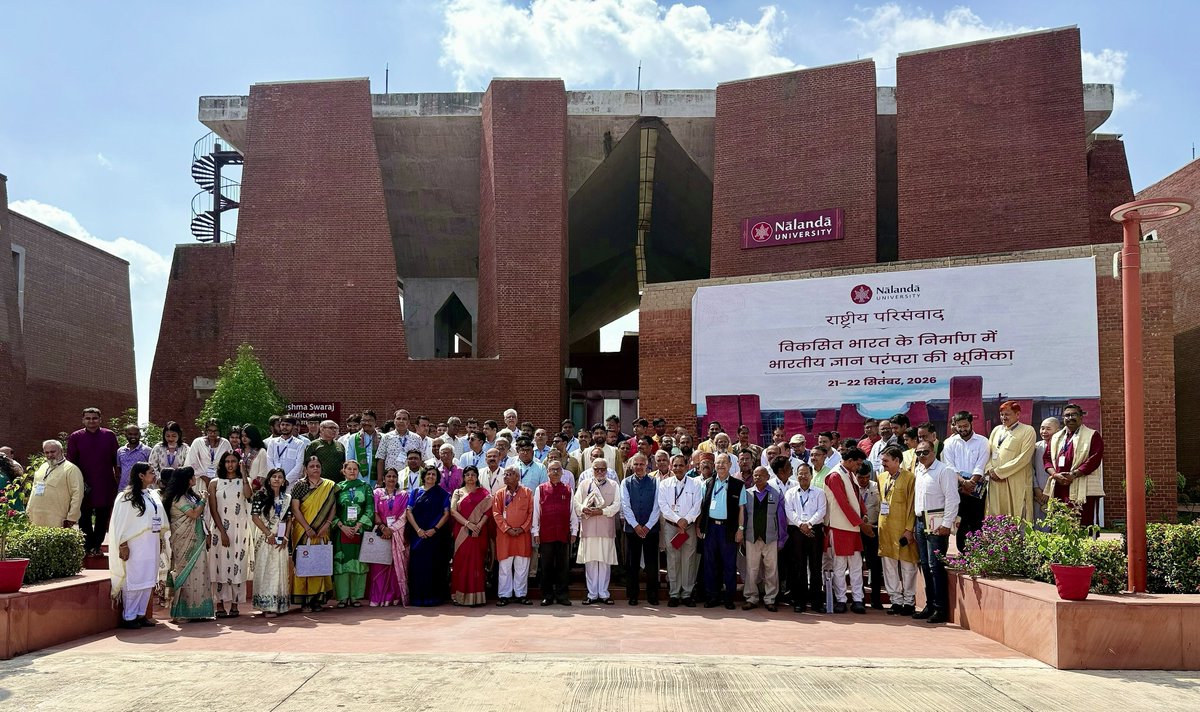 nalanda_univ's tweet photo. नालंदा विश्वविद्यालय में ‘विकसित भारत के निर्माण में भारतीय ज्ञान परंपरा की भूमिका’ विषय पर आयोजित दो-दिवसीय राष्ट्रीय परिसंवाद का सम्पूर्ति सत्र आज सम्पन्न हुआ।

सम्पूर्ति सत्र में नालंदा विश्वविद्यालय के कुलपति प्रोफेसर सचिन चतुर्वेदी जी ने अपने स्वागताध्यक्षीय उद्बोधन में भारतीय ज्ञान परंपरा की व्यापकता और सार्वभौमिक स्वरूप को रेखांकित किया। उन्होंने कहा कि भारतीय सभ्यता के विस्तार के पीछे ऐसा ज्ञान था, जो जनसामान्य के लिए उपयोगी, सहज और व्यापक रूप से उपलब्ध था। उन्होंने इस बात पर भी बल दिया कि वर्तमान संदर्भ में ‘भारतीय ज्ञान परंपरा’ शब्द का प्रयोग करते हुए ऐसी दृष्टि विकसित करने की आवश्यकता है, जो इसे केवल भारतीय संदर्भ तक सीमित न रखकर एक व्यापक विश्व परंपरा और शाश्वत सत्य के रूप में देखे।

समापन सत्र में शिक्षा संस्कृति उत्थान न्यास के राष्ट्रीय सचिव डॉ. अतुल कोठारी ने पाथेय उद्बोधन दिया, जबकि भाषा, साहित्य एवं मानवीकी संकाय के संकायाध्यक्ष प्रोफेसर डी. वेंकट राव ने आभार ज्ञापन किया।

दो-दिवसीय राष्ट्रीय परिसंवाद के समापन सत्र की सामूहिक झलक।

#NalandaUniversity #NationalSymposium #IndianKnowledgeTradition 

@Sachin_Chat | @MEAIndia | @EduMinOfIndia