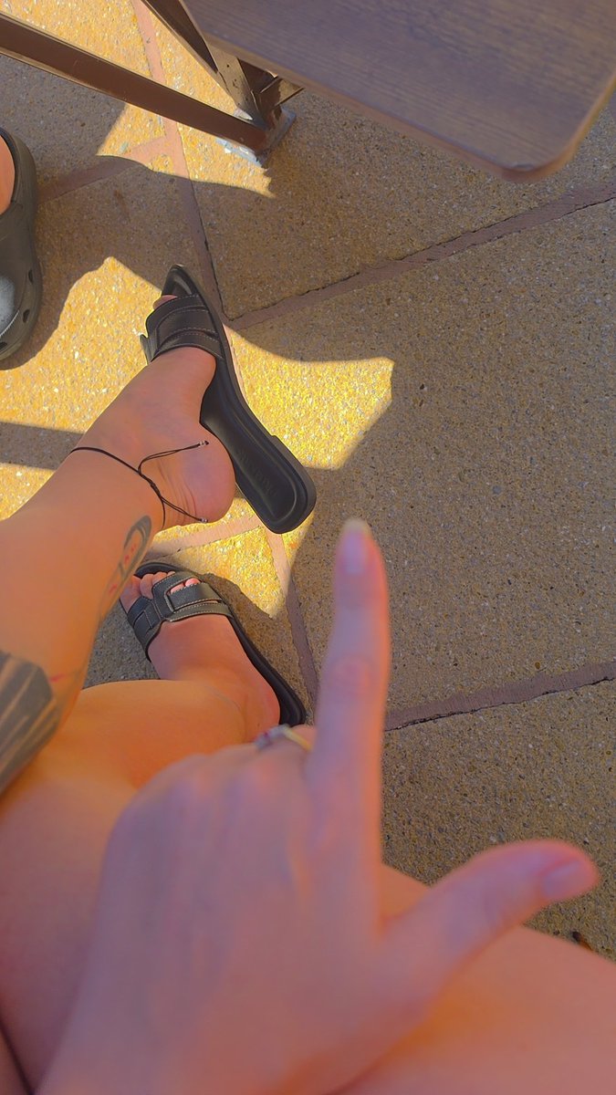 DomQ92's tweet photo. Im here soaking up the sunshine whilst your working to kiss my feet! #findom #spoonspig #cashalpha #paypiggys #paypiggie https://t.co/Q0NPPoab4w