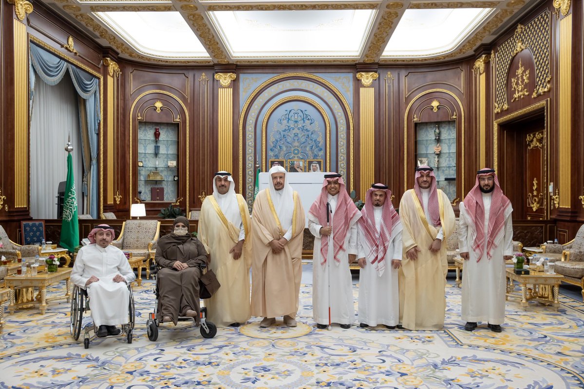 ShuraCouncil_SA's tweet photo. استقبل معالي #رئيس_مجلس_الشورى الشيخ الدكتور عبدالله بن محمد بن إبراهيم آل الشيخ، عددًا من الأشخاص ذوي الإعاقة بمناسبة اليوم الوطني السعودي، بحضور الرئيس التنفيذي لهيئة رعاية الأشخاص ذوي الإعاقة الدكتور هشام الحيدري، ونائب الرئيس للتواصل والتمكين بالهيئة المهندس فراس الذكير، حيث استمع إلى تجارب الأشخاص ذوي الإعاقة في مختلف المجالات، وما يمتلكونه من مهارات وتخصصات متنوعة، وما أتيح لهم من فرص أسهمت في تطوير مساراتهم المهنية وتعزيز مشاركتهم في سوق العمل.