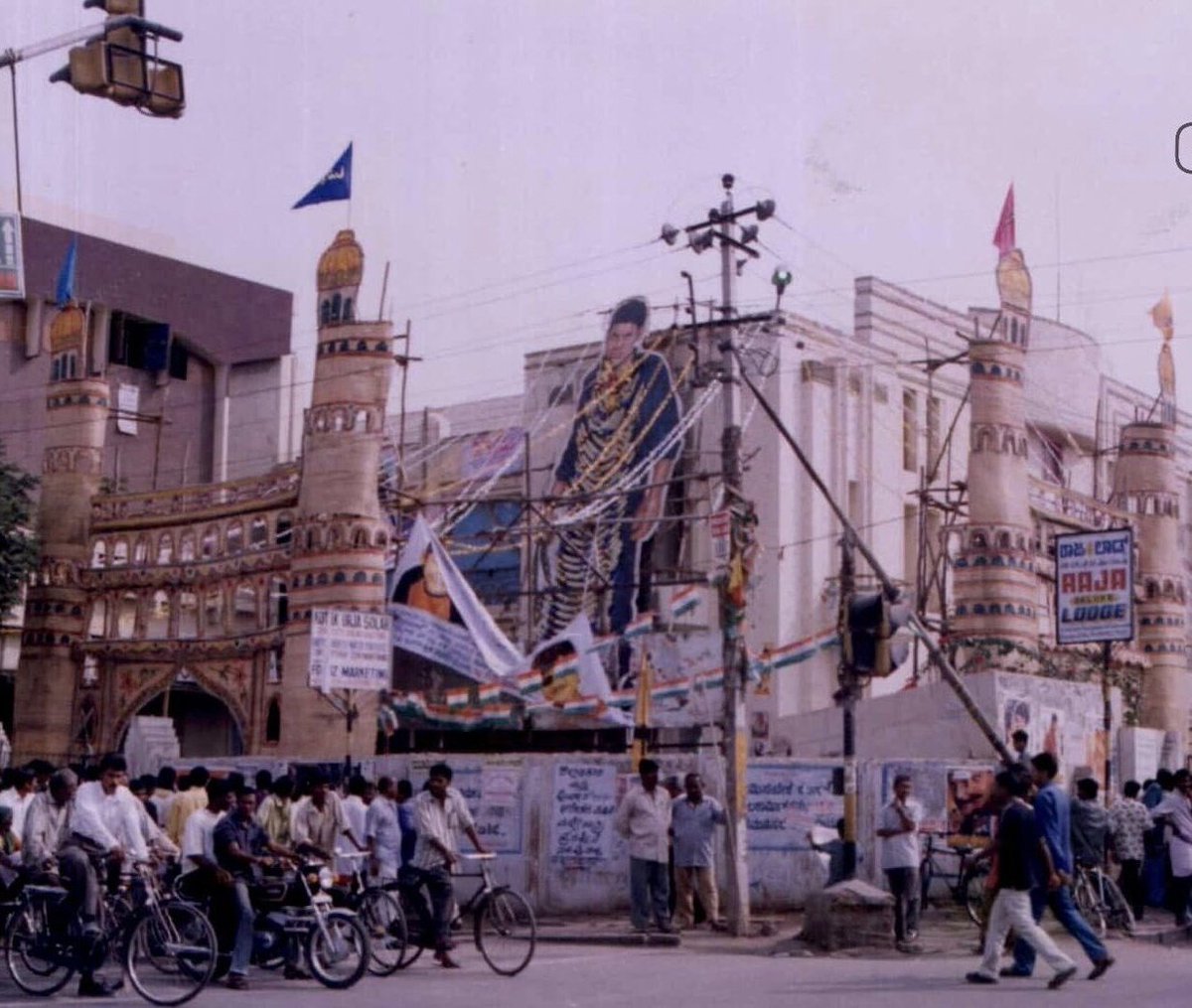 ui000009's tweet photo. Ballari #Okkadu 2003 

Charminar set https://t.co/vLPqnReOnb