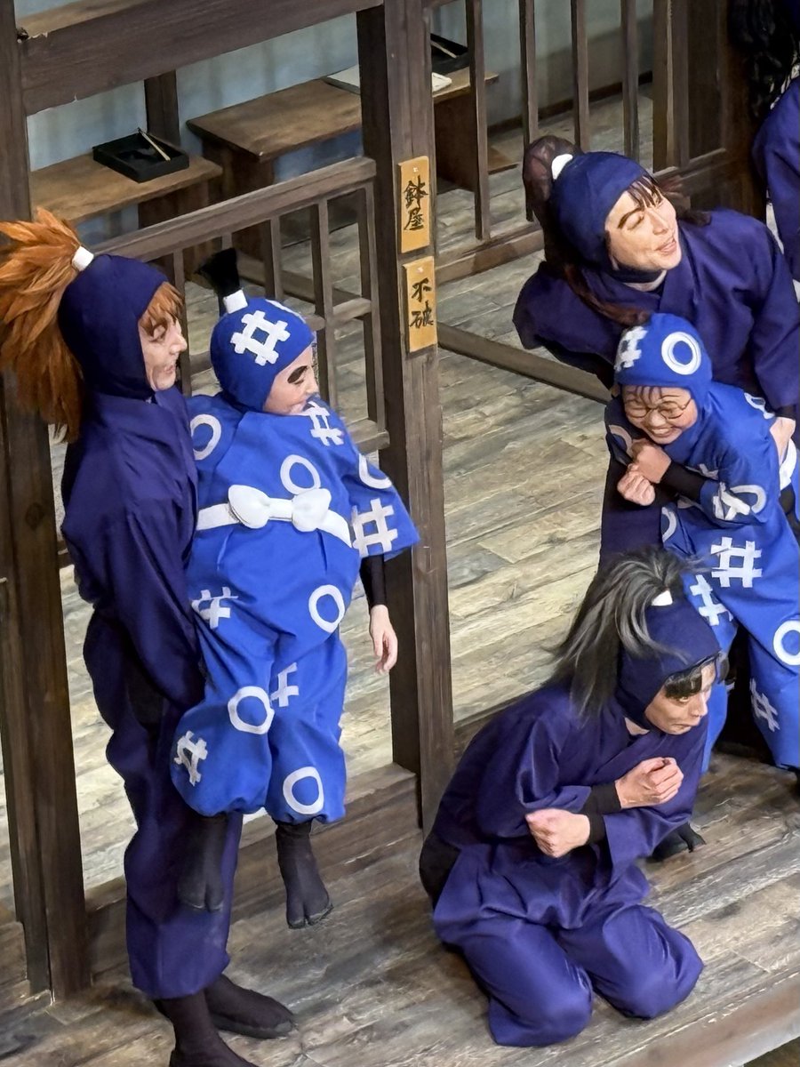 sakichimpark5's tweet photo. 3階席初めて体験したけど部屋の中のやりとりめっちゃ見えて、三郎が寝たり起きたりするときお面ごそごそするのよく見えたし、だんごの包み埋めてる場所も茂みの後ろから見えるし、距離自体はSより近いから写真もめっちゃ鮮明に撮れて大満足だった、、、ただもちろん角度的に全然見えない表情がままある https://t.co/vILm73eYoJ