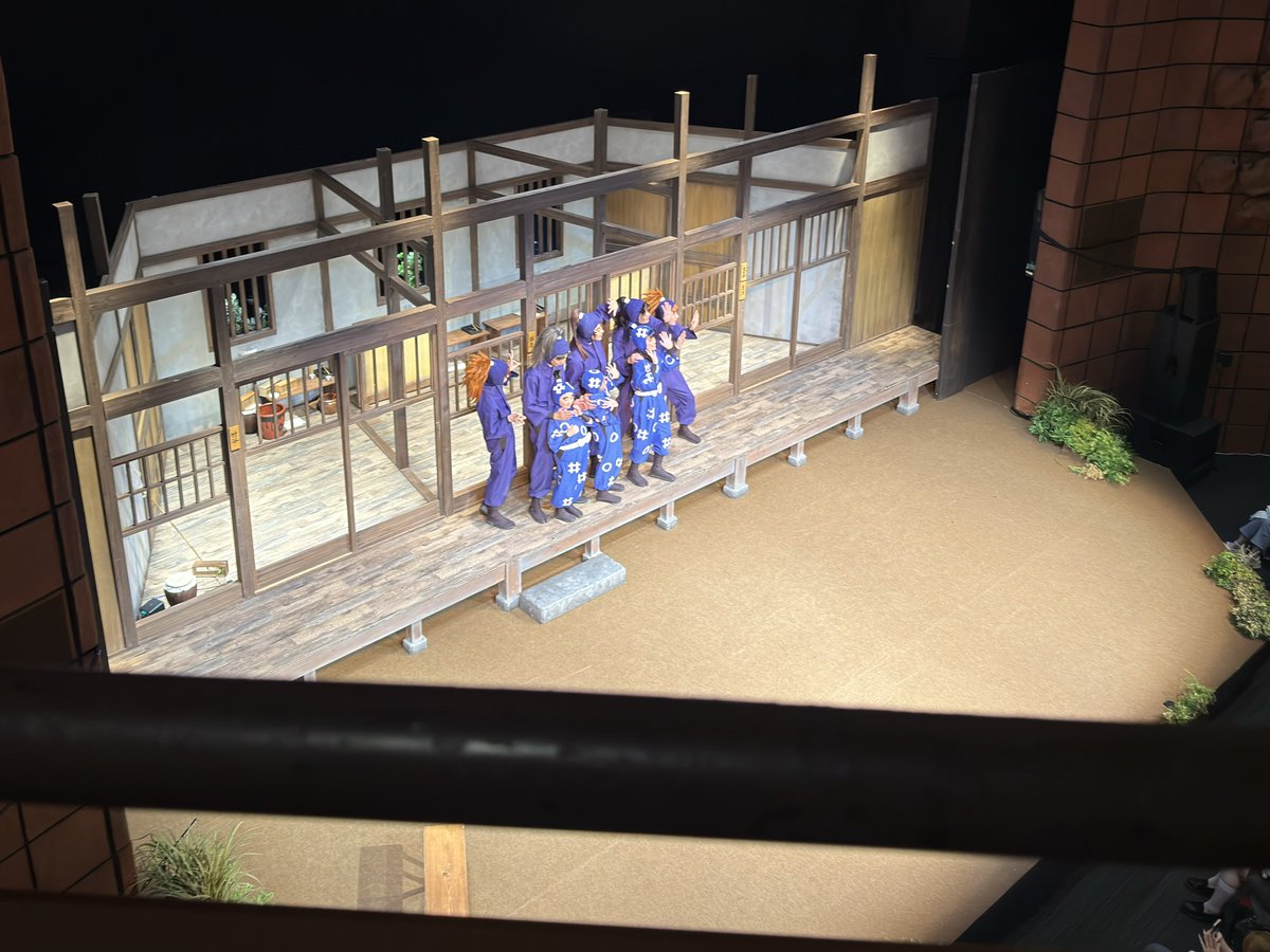 sakichimpark5's tweet photo. 3階席初めて体験したけど部屋の中のやりとりめっちゃ見えて、三郎が寝たり起きたりするときお面ごそごそするのよく見えたし、だんごの包み埋めてる場所も茂みの後ろから見えるし、距離自体はSより近いから写真もめっちゃ鮮明に撮れて大満足だった、、、ただもちろん角度的に全然見えない表情がままある https://t.co/vILm73eYoJ