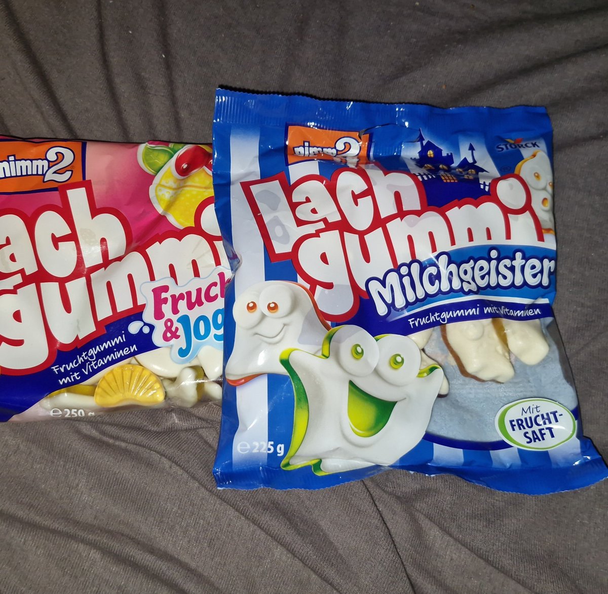 me_dyan_'s tweet photo. Bought my fav gummi bears why tf did i do this now i have them laying around here and have them on my mind non stop fuck me https://t.co/UfLiGP0gbT
