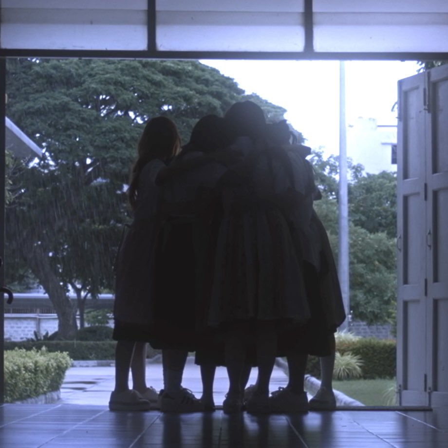 tiyapics's tweet photo. จัดดอกไม้ด้วยกันอยู่ดี ๆ มีคนมายืนรอซะงั้น ชั้นได้กลิ่นคนแอบชอบเพื่อนได้เป็นแค่เพื่อนจริง ๆ 😭

#4EVEที่ปรึกษา https://t.co/ZgkKeJ66Uq