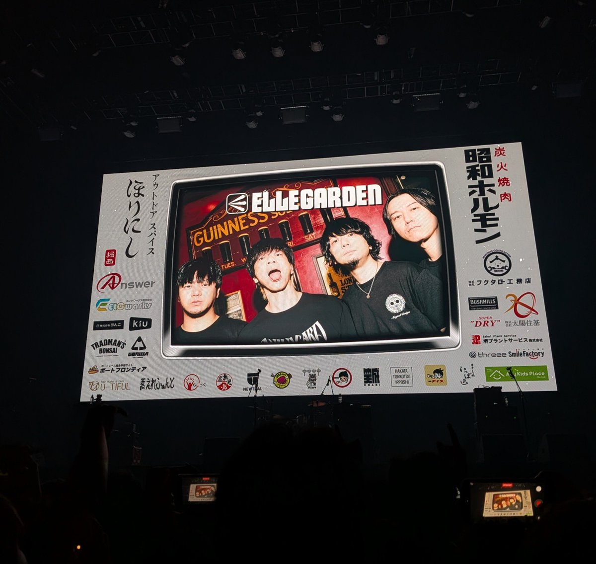 COFFEEcup1976's tweet photo. エルレ前で見てたら、ダイバーが凄すぎて
流石にこれはキツイと思って後ろに下がった。
後ろでチョコチョコジャンプしてノッてたら、ダイブしたいと勘違いされて、約25年振りに転がった。

40代最後の年、オバサン宙を舞う

#Zasso https://t.co/9VP5bPvSQq