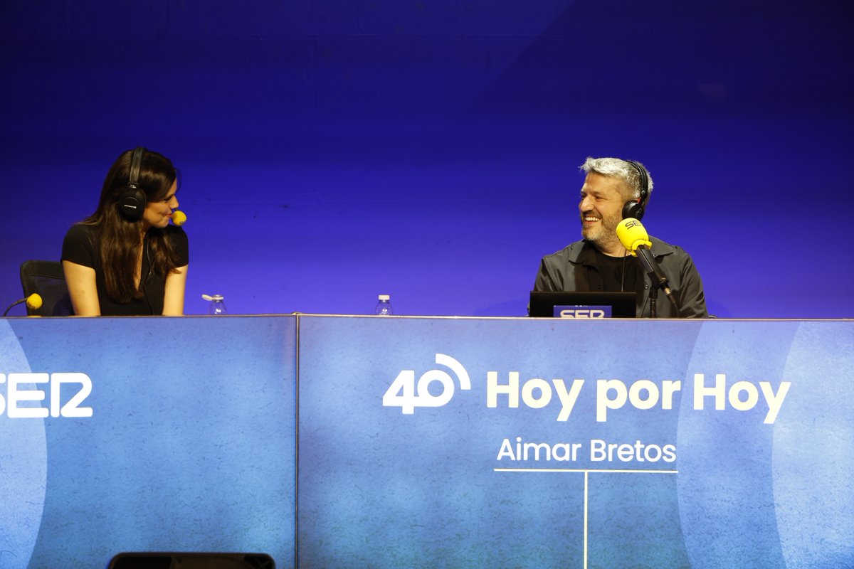 SER_Comunica's tweet photo. 🎂 @HoyPorHoy  celebra su 40º aniversario en @La_SER reivindicando su legado y mirando al futuro con un programa especial junto a más de 1.000 oyentes:
https://t.co/KoJ0LbFvvu https://t.co/FtwGBTp4ph