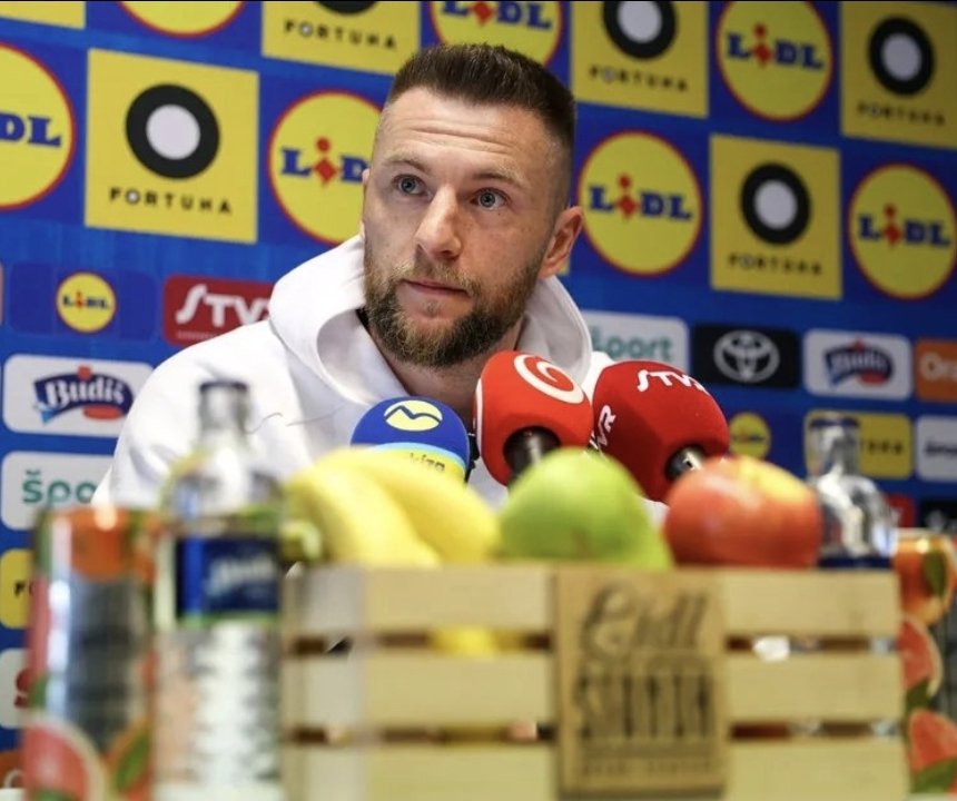 TekYolFener's tweet photo. Milan Skriniar, Milli Takım'da açıklamalarda bulundu: 

"Fenerbahçe'de her zaman çılgınlık var (gülerek)...

1.5 yıldır buradayım ve 3 teknik direktör, 3 başkan gördüm. Sanki bir tahterevallideymiş gibi, duygusal.

Fenerbahçe çok büyük bir kulüp. 18 yıl sonra Şampiyonlar Ligi'ne yükselmeyi başardık, bu inanılmaz. Ve gruptan çıkmak istiyoruz.

Takımdaki atmosfer iyi. Lige beklediğimiz gibi başlayamadık ama zirveye, olmak istediğimiz yere doğru ilerliyoruz ve kolay olmasa da şampiyonluğu kazanmak istiyoruz.

Ligin kalitesi çok yüksek, Avrupa'dan harika oyuncular ve teknik direktörler buraya geliyor."