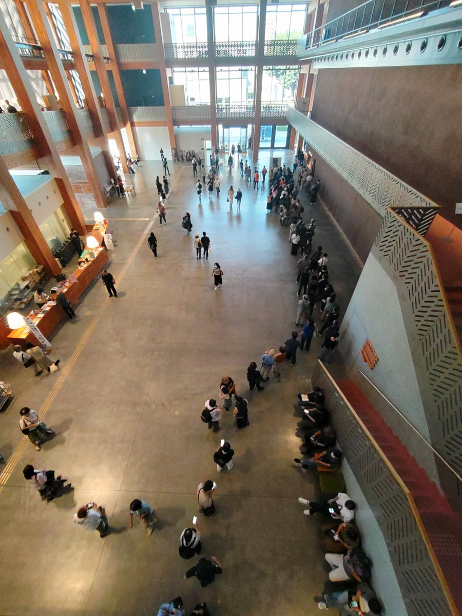 sunafu2012's tweet photo. シルバーウィーク四日目は、水戸市民会館でゴダイゴのデビュー50周年コンサートを観てきました♪
子供の頃は、Godiegoの曲って英語の歌詞が多くて、随分大人のサウンドだなーと思っていましたが、歳を重ねた今では懐メロに聴こえて⋯とても懐かしかったです😌

#ゴダイゴ #水戸市民会館

ちなみに、
コンサート中に一曲（Holy and Bright）だけ写真・動画撮影OKのセクションが用意されていました。
こういう配慮は嬉しいですね😄

あと、ゴダイゴのドラマーであるトミー・スナイダーさんて、どこかで聞いた名前だな⋯と思っていたら、ルパン三世の挿入歌を歌っていた方だったんですね！
ちょっとビックリでしたが、アニメ版ルパン三世（特にPART2）が大好きな私にとっては、嬉しいサプライズでした♪笑

ゴダイゴの代表曲「ビューティフル・ネーム」「ホーリー&ブライト」「ガンダーラ」「銀河鉄道999」「モンキー・マジック」も、ちゃんとセトリに入っていて嬉しかったですが、うち3曲は初代西遊記の曲ですね😄
