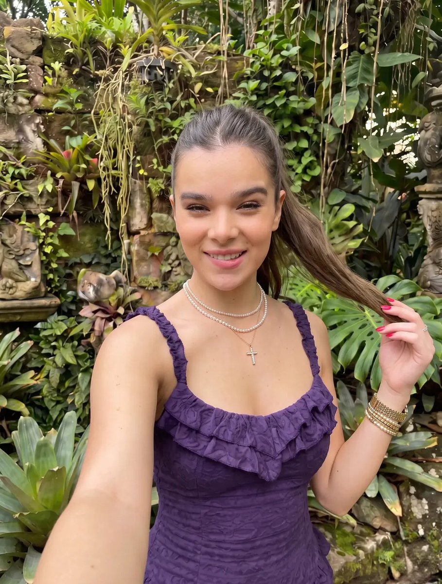 99Starrpop's tweet photo. Hailee Steinfeld  stunt in purple dress💜📸 https://t.co/6mVBa69nQ6