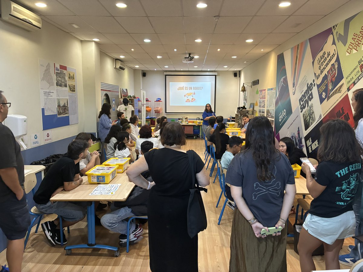 M_Ferrocarril's tweet photo. 🇪🇺 #SEM2026 #mobilityweek
🚉 Finalizamos la #SemanaEuropeaMovilidad con el taller escolar: 'Robótica Creativa con micro:bit', hoy con alumnado del CEIP Manuel de Falla
📍Colaboran: @creatica_ong y @Alstom_es
ℹ️https://t.co/rZMXKcmMCo https://t.co/fvA4ryUvlw