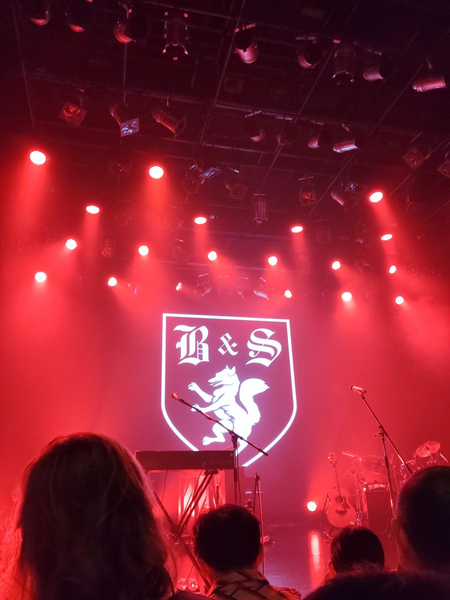 wankorosan's tweet photo. ベルセバみてきました。赤ジャケの全曲だけと思いきや、第2部で3rd以降の曲もやって、こちらの方がむしろ長く、客席に降りたり逆にお客さんをステージにあげたり、皆でクイーンのウィアーザチャンピョンを謎合唱したりサービス満点だった。
良いライブでした。 https://t.co/hU3v3fILYU