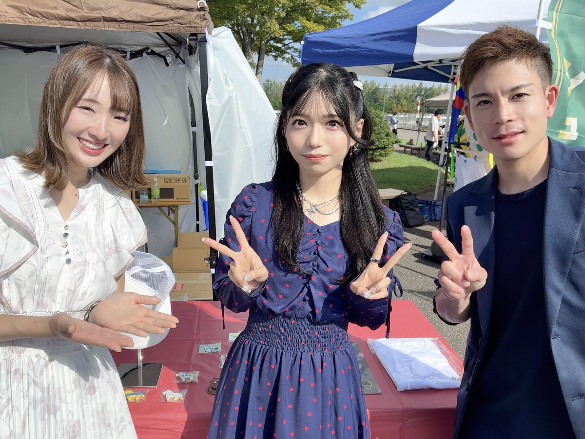 AsakaOfficial's tweet photo. 金沢競馬場にトークショーでいらしてた
永島まなみ騎手、国分優作騎手にお会いできました…！

お二人とも笑顔がとても素敵でした☺️✨

#亜咲花の競馬報告 https://t.co/unYemPBWm1