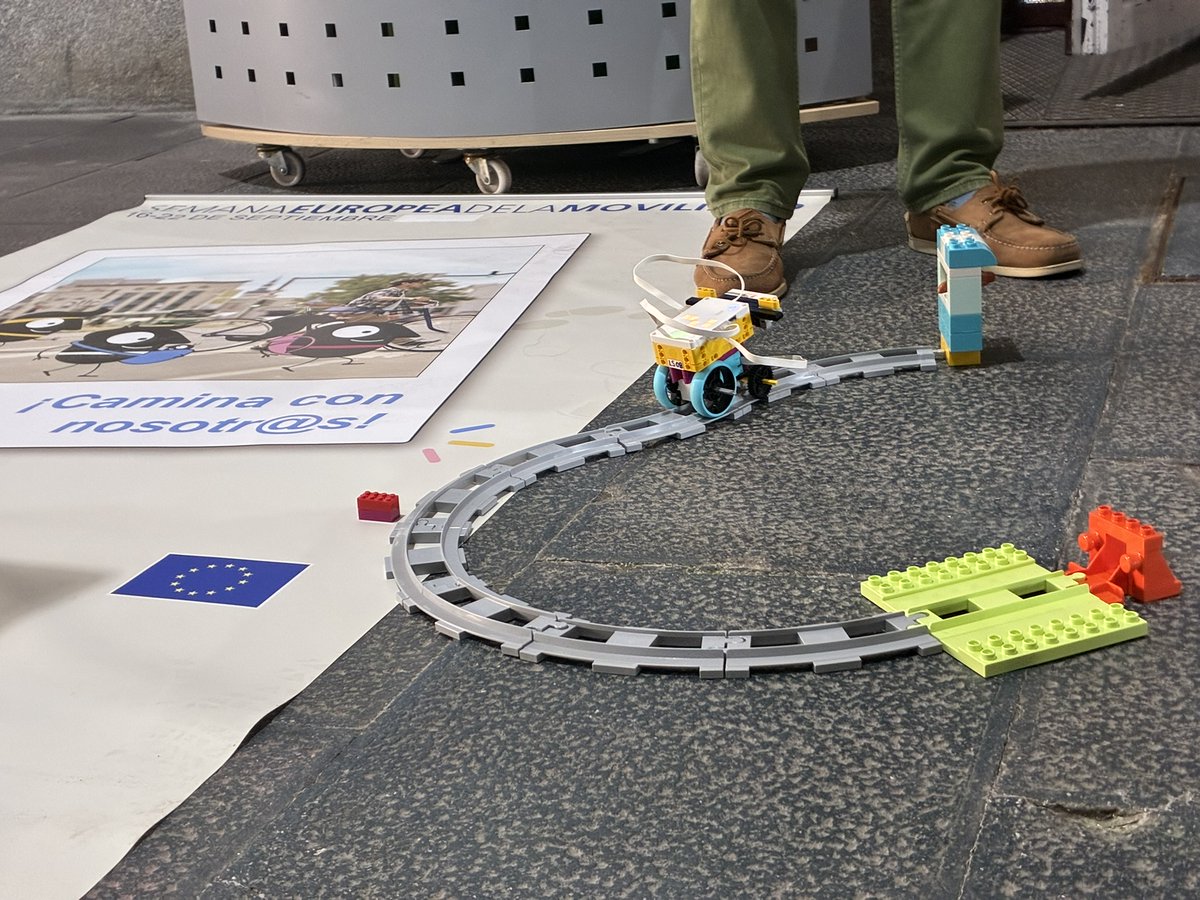 M_Ferrocarril's tweet photo. 🇪🇺 #SEM2026 #mobilityweek
🚉 Finalizamos la #SemanaEuropeaMovilidad con el taller escolar: 'Robótica Creativa con micro:bit', hoy con alumnado del CEIP Manuel de Falla
📍Colaboran: @creatica_ong y @Alstom_es
ℹ️https://t.co/rZMXKcmMCo https://t.co/fvA4ryUvlw