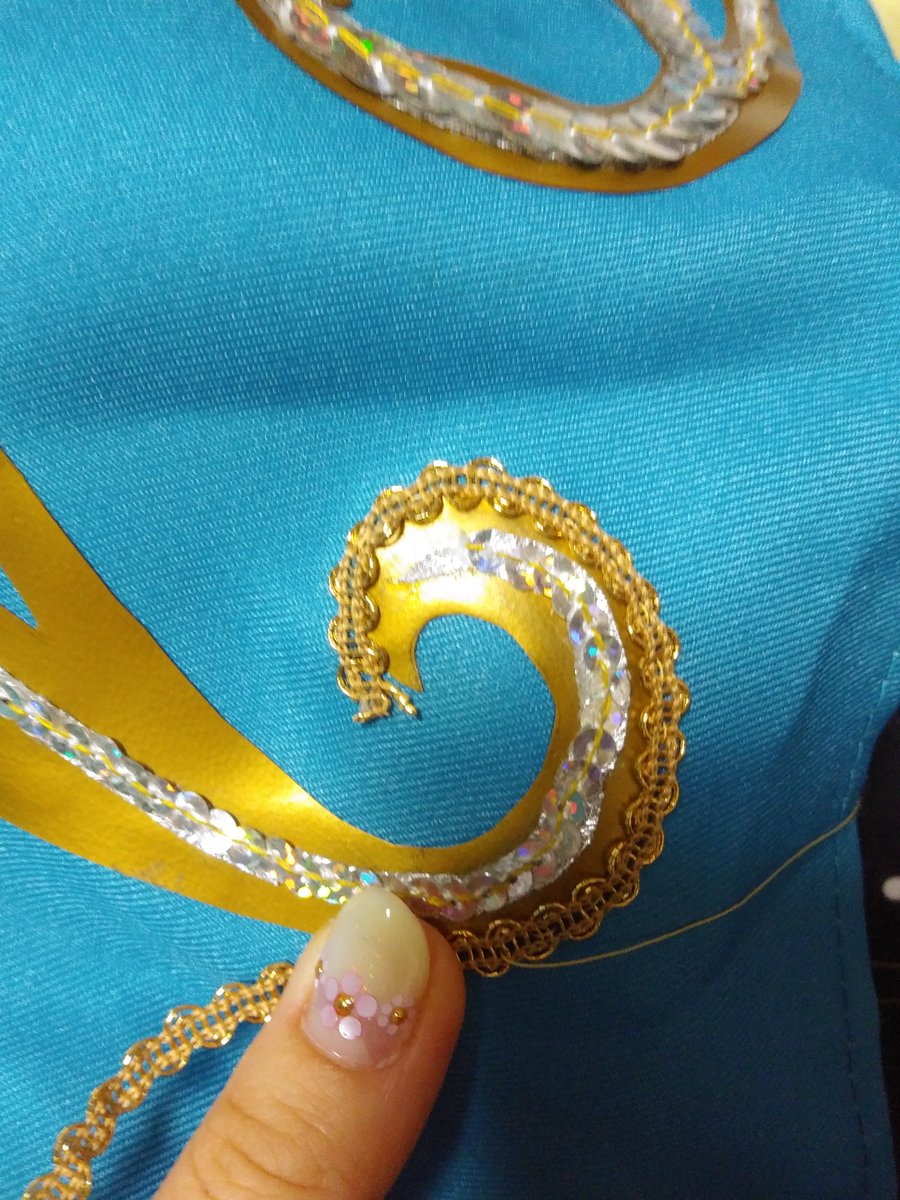 tuna_chun's tweet photo. ヒピホピ▶花づくりで発狂
ミスマス▶なんかもう全部で発狂
ナブル▶柄のブロード付けで発狂
バレない▶刺繍の図案とプリントの絵柄起こしで発狂

みんな衣装作りしてる最中は発狂してるよね🫰 https://t.co/mWIenVYVUZ