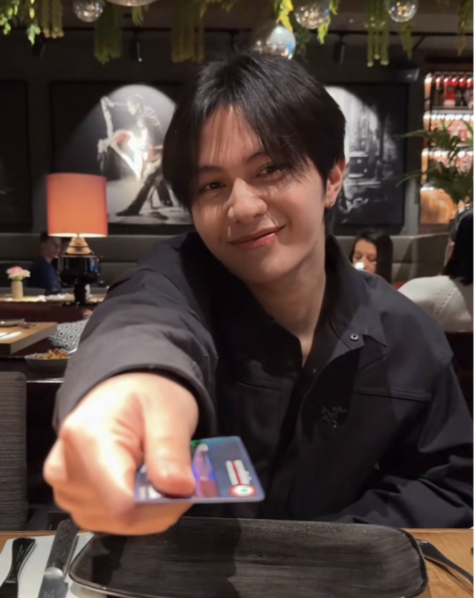 maybe_nt's tweet photo. ถึงเวลาใช้จ่ายแล้วววว
และนี่คือน่าตาของเงินเดือนพี่ 🤑

#WilliamEstConcert https://t.co/OOJhZWh3uD