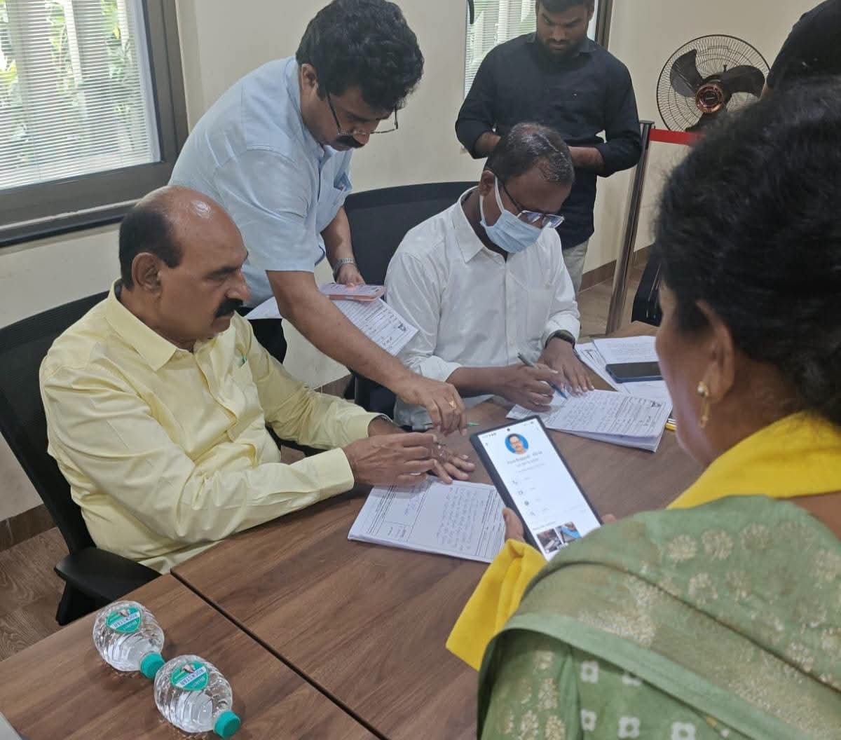 nmdfarookmla's tweet photo. ప్రజల సమస్యలే ప్రాధాన్యం.. పరిష్కారమే లక్ష్యం.

మంగళగిరిలోని @JaiTDP పార్టీ కేంద్ర కార్యాలయంలో నిర్వహించిన గ్రీవెన్స్ కార్యక్రమంలో ప్రజల నుంచి వినతులను స్వయంగా స్వీకరించి, వారి సమస్యలను ఓర్పుగా విన్నాను. ప్రతి అర్జీపై సంబంధిత అధికారులతో ఫోన్‌లో మాట్లాడి, సమస్యలను త్వరితగతిన పరిష్కరించేందుకు తక్షణ చర్యలు చేపట్టాలని ఆదేశించాను.

ప్రజలకు వేగవంతమైన, పారదర్శకమైన సేవలు అందించడమే కూటమి ప్రభుత్వ లక్ష్యం. ప్రజల సమస్యల పరిష్కారం కోసం ఎల్లప్పుడూ అందుబాటులో ఉంటూ, ప్రతి అర్జీపై బాధ్యతాయుతంగా స్పందిస్తాను. #GrievanceDay #Mangalagiri #TDP
#AndhraPradesh