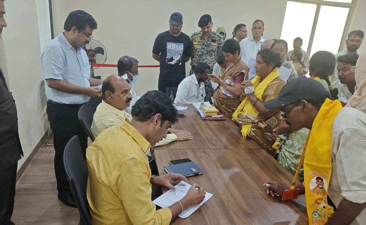 nmdfarookmla's tweet photo. ప్రజల సమస్యలే ప్రాధాన్యం.. పరిష్కారమే లక్ష్యం.

మంగళగిరిలోని @JaiTDP పార్టీ కేంద్ర కార్యాలయంలో నిర్వహించిన గ్రీవెన్స్ కార్యక్రమంలో ప్రజల నుంచి వినతులను స్వయంగా స్వీకరించి, వారి సమస్యలను ఓర్పుగా విన్నాను. ప్రతి అర్జీపై సంబంధిత అధికారులతో ఫోన్‌లో మాట్లాడి, సమస్యలను త్వరితగతిన పరిష్కరించేందుకు తక్షణ చర్యలు చేపట్టాలని ఆదేశించాను.

ప్రజలకు వేగవంతమైన, పారదర్శకమైన సేవలు అందించడమే కూటమి ప్రభుత్వ లక్ష్యం. ప్రజల సమస్యల పరిష్కారం కోసం ఎల్లప్పుడూ అందుబాటులో ఉంటూ, ప్రతి అర్జీపై బాధ్యతాయుతంగా స్పందిస్తాను. #GrievanceDay #Mangalagiri #TDP
#AndhraPradesh