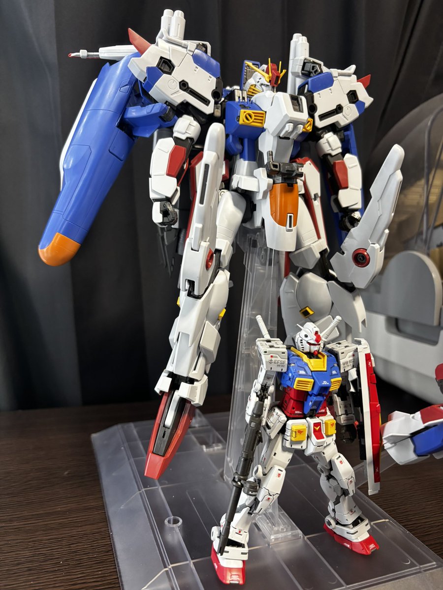 suflekotonoha's tweet photo. 今日の模活🔧はMG イクスェスの本体までパチパチ。
素晴らしい存在感だ…！RGガンダムと比べるとまぁ改めてデカい。
一番の問題はコレをmk-Ⅴと一緒に飾るスペースの確保。 https://t.co/2vAYOod0F7
