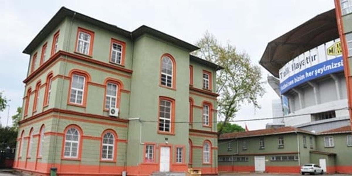 talhaarslan's tweet photo. 🚨27 Eylül’deki Fenerbahçe Olağan Genel Kurulu’nda, Kadıköy’deki 13.972 m²’lik Kenan Evren Lisesi arazisinde yapılması planlanan proje kapsamında tarihi binanın Fenerbahçe Müzesi’ne dönüştürülmesi hakkında bilgi verilecek.🏛️ https://t.co/oLgE5wZsVa