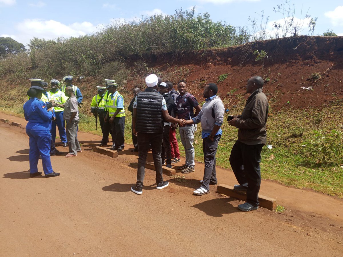 loddca's tweet photo. Today, LoDDCA and the Northern Corridor Transit Police Unit kicked off a joint engagement with drivers along the Northern Corridor, starting at Thogoto.
More engagements will follow. We encourage drivers to participate, share their experiences and raise the issues affecting them. https://t.co/xmbYt04iVe