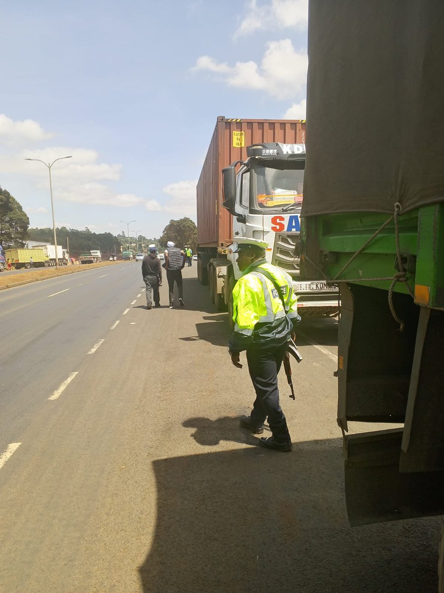 loddca's tweet photo. Today, LoDDCA and the Northern Corridor Transit Police Unit kicked off a joint engagement with drivers along the Northern Corridor, starting at Thogoto.
More engagements will follow. We encourage drivers to participate, share their experiences and raise the issues affecting them. https://t.co/xmbYt04iVe