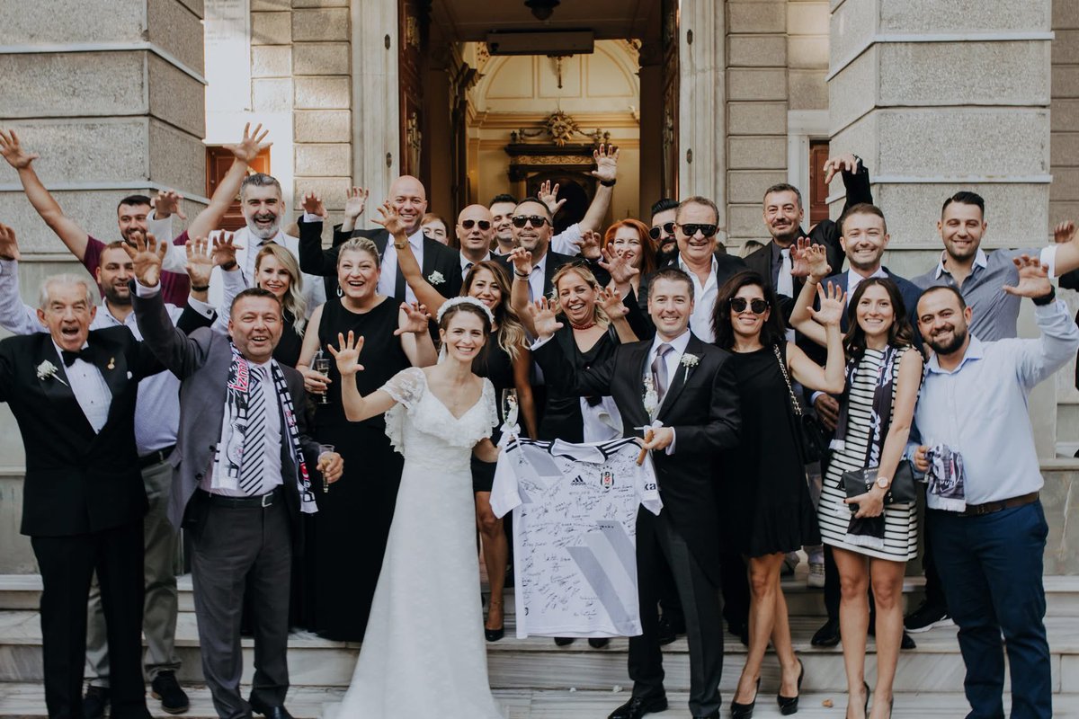 Anataeus's tweet photo. Tarihte bugün 2019… iyi ki siyahıma beyaz oldun Monica Hanım, yıldönümümüz kutlu olsun. “Kilisede üçlü çektiren çift” 🖤🤍 https://t.co/VLpyou21ry