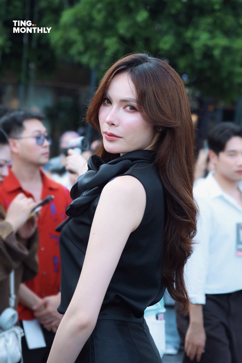 tingmonthly's tweet photo. “ชาล็อต ออสติน” ร่วมงานแถลงข่าว "ELLE FASHION WEEK 2026 PRESS CONFERENCE" ✨🖤  @itscharlotty 

CHARLOTTE X EFW2026
#EFW26PressConXCharlotte
#CharlotteAustin
#ELLEFashionWeek2026 
#EFW26ATICONSIAM https://t.co/wuZgckj0X9