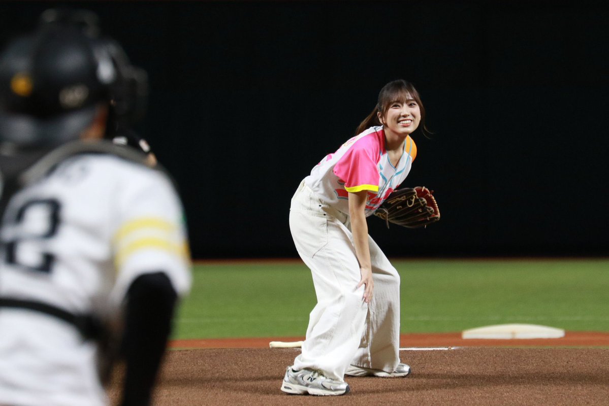 nako_yabuki_75's tweet photo. 始球式楽しかったー！
練習の時より左に逸れちゃったのが悔しい…！
久しぶりの福岡で、HKTメンバーも見守ってくれてる中で投げられたのが幸せでした💛
ソフトバンクホークス、今日の試合、そしてリーグ優勝おめでとうございます！✨

#sbhawks https://t.co/M3m5Ix2WWp