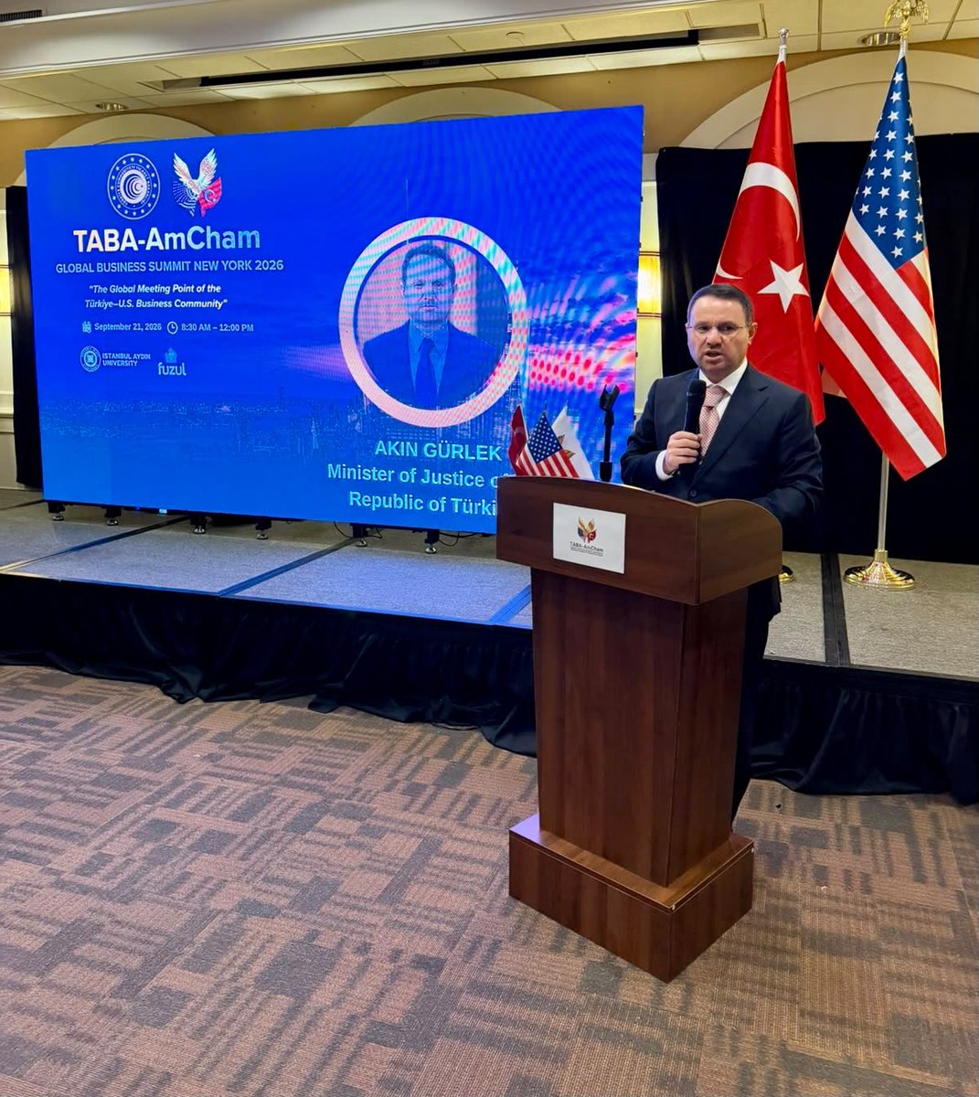 abakingurlek's tweet photo. 📍 New Jersey

Birleşmiş Milletler 81’inci Genel Kurulu vesilesiyle Sayın Cumhurbaşkanımıza refakaten bulunduğumuz ABD’de, Türk-Amerikan İşadamları Derneği tarafından düzenlenen Küresel İş Zirvesi’ne katıldık.

Zirvede, Türk ve Amerikan iş dünyasının kıymetli temsilcileriyle bir araya gelerek ticari uyuşmazlıkların makul sürede çözüme kavuşturulmasının önceliklerimiz arasında olduğunu ifade ettik.

Bu doğrultuda, ihtisaslaşmayı esas alan iş dağılımıyla yargının etkinliğini artıran ve yargılamaların daha hızlı sonuçlandırılmasını sağlayan düzenlemelerimizi paylaştık.

Yatırım ortamını güçlendiren, iş dünyamızın ihtiyaçlarına cevap veren ve mevzuatımızı günün şartlarına uygun hâle getiren adımları atmaya devam edeceğimizi vurguladık.

Güçlü üretim altyapısı, stratejik konumu ve gelişen üretim kapasitesiyle Türkiye’nin bölgesel bir yönetim ve operasyon merkezi olma potansiyelini, hukuk alanında gerçekleştirdiğimiz reformlarla daha da güçlendirmeyi sürdüreceğiz.