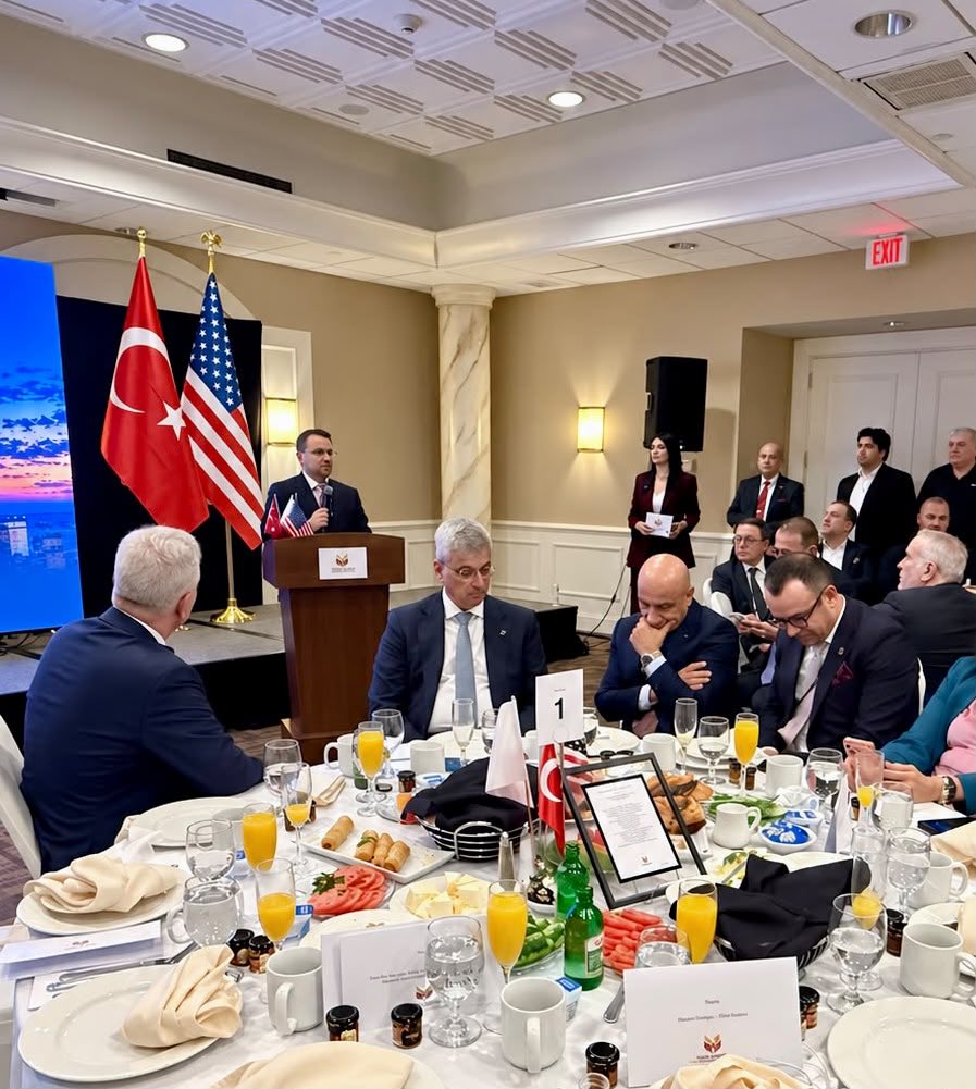 abakingurlek's tweet photo. 📍 New Jersey

Birleşmiş Milletler 81’inci Genel Kurulu vesilesiyle Sayın Cumhurbaşkanımıza refakaten bulunduğumuz ABD’de, Türk-Amerikan İşadamları Derneği tarafından düzenlenen Küresel İş Zirvesi’ne katıldık.

Zirvede, Türk ve Amerikan iş dünyasının kıymetli temsilcileriyle bir araya gelerek ticari uyuşmazlıkların makul sürede çözüme kavuşturulmasının önceliklerimiz arasında olduğunu ifade ettik.

Bu doğrultuda, ihtisaslaşmayı esas alan iş dağılımıyla yargının etkinliğini artıran ve yargılamaların daha hızlı sonuçlandırılmasını sağlayan düzenlemelerimizi paylaştık.

Yatırım ortamını güçlendiren, iş dünyamızın ihtiyaçlarına cevap veren ve mevzuatımızı günün şartlarına uygun hâle getiren adımları atmaya devam edeceğimizi vurguladık.

Güçlü üretim altyapısı, stratejik konumu ve gelişen üretim kapasitesiyle Türkiye’nin bölgesel bir yönetim ve operasyon merkezi olma potansiyelini, hukuk alanında gerçekleştirdiğimiz reformlarla daha da güçlendirmeyi sürdüreceğiz.