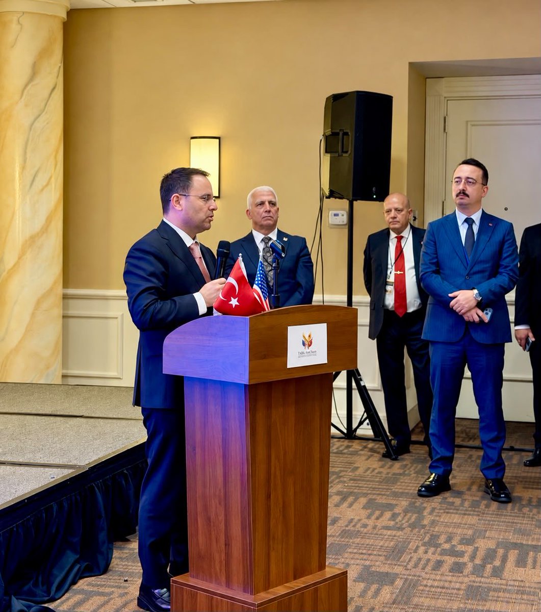 abakingurlek's tweet photo. 📍 New Jersey

Birleşmiş Milletler 81’inci Genel Kurulu vesilesiyle Sayın Cumhurbaşkanımıza refakaten bulunduğumuz ABD’de, Türk-Amerikan İşadamları Derneği tarafından düzenlenen Küresel İş Zirvesi’ne katıldık.

Zirvede, Türk ve Amerikan iş dünyasının kıymetli temsilcileriyle bir araya gelerek ticari uyuşmazlıkların makul sürede çözüme kavuşturulmasının önceliklerimiz arasında olduğunu ifade ettik.

Bu doğrultuda, ihtisaslaşmayı esas alan iş dağılımıyla yargının etkinliğini artıran ve yargılamaların daha hızlı sonuçlandırılmasını sağlayan düzenlemelerimizi paylaştık.

Yatırım ortamını güçlendiren, iş dünyamızın ihtiyaçlarına cevap veren ve mevzuatımızı günün şartlarına uygun hâle getiren adımları atmaya devam edeceğimizi vurguladık.

Güçlü üretim altyapısı, stratejik konumu ve gelişen üretim kapasitesiyle Türkiye’nin bölgesel bir yönetim ve operasyon merkezi olma potansiyelini, hukuk alanında gerçekleştirdiğimiz reformlarla daha da güçlendirmeyi sürdüreceğiz.