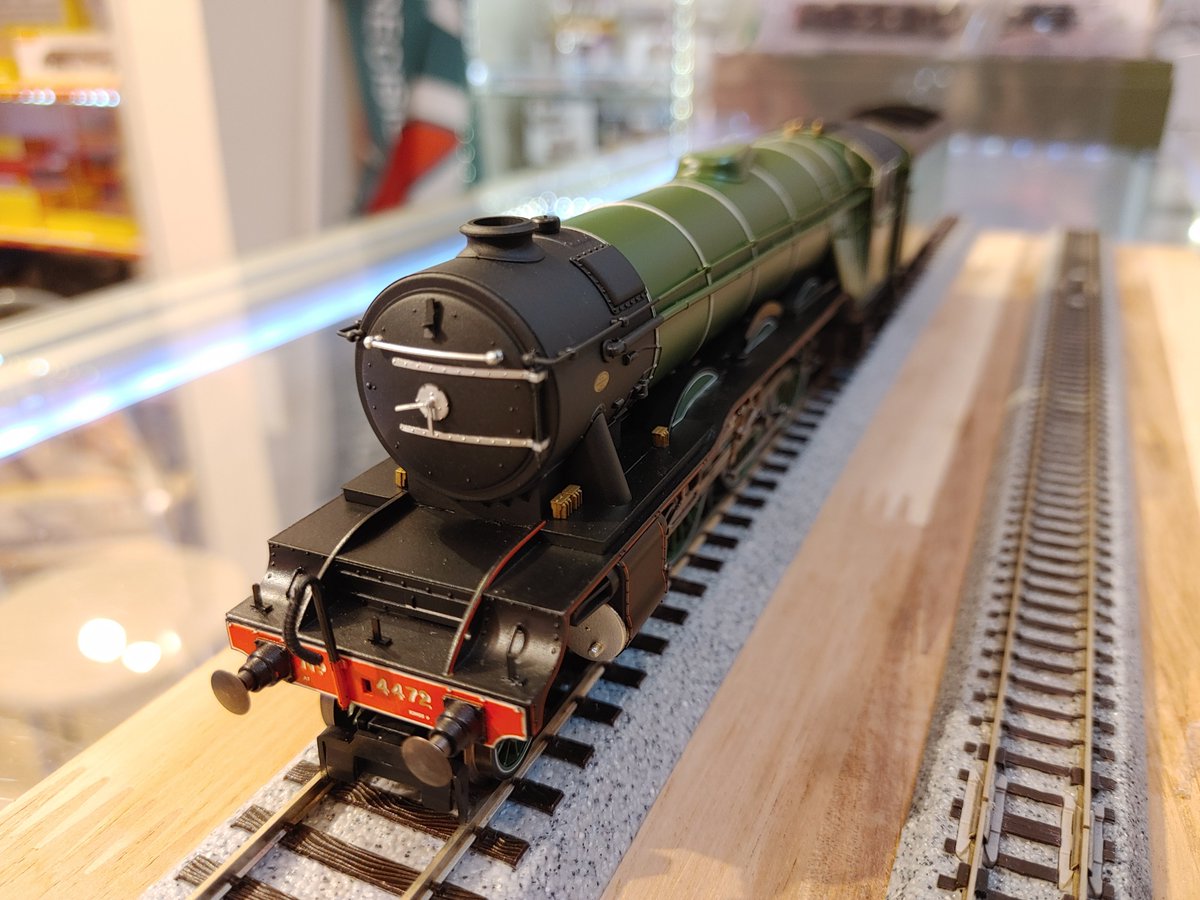 lampgoya's tweet photo. 「Australian Tour 1989 Flying Scotsman」8.9.22
　数あるFlying Scotsmanのスチームドームが涙滴形ので、コリドーテンダーの車両になります。流麗なスタイルでこれぞ英国の蒸気機関車の代名詞のような機関車です。以前の模型より赤い線がよく目立つ印象です。 https://t.co/ccoVMn1QyP