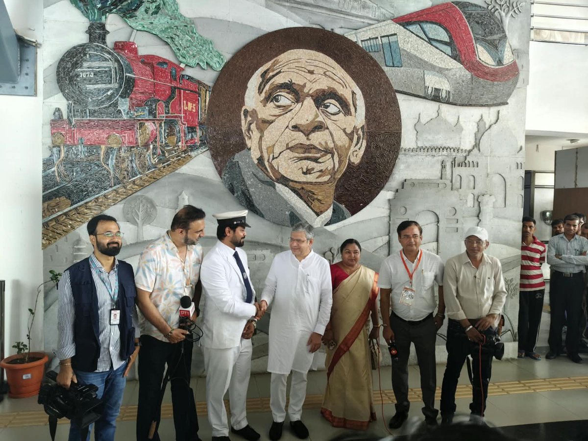aismair1953's tweet photo. Today, the Hon'ble Railway Minister, Shri Ashwini Vaishnaw, arrived at Ekta Nagar Railway Station on the occasion of the 72nd National Film Awards. There, he was welcomed by the Station Superintendent of Ekta Nagar, Shri Vivek Verma, and inspected the station. @AshwiniVaishnaw @RailMinIndia
 #IndianRailways
#Station_Master  #JAI_AISMA
#Jai_Ho #Safety_First #Station_Manager
#Run_For_Safety
#Safety_Security_Punctuality
#Safety_Railway_passengers