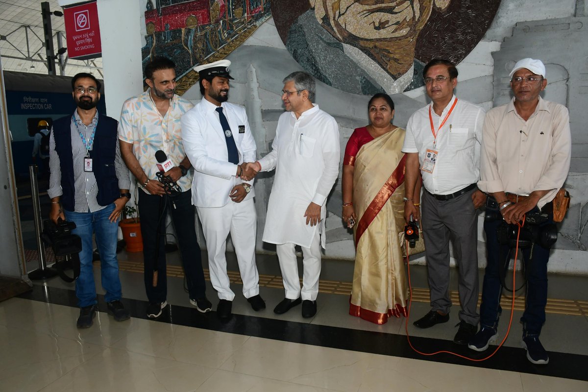 aismair1953's tweet photo. Today, the Hon'ble Railway Minister, Shri Ashwini Vaishnaw, arrived at Ekta Nagar Railway Station on the occasion of the 72nd National Film Awards. There, he was welcomed by the Station Superintendent of Ekta Nagar, Shri Vivek Verma, and inspected the station. @AshwiniVaishnaw @RailMinIndia
 #IndianRailways
#Station_Master  #JAI_AISMA
#Jai_Ho #Safety_First #Station_Manager
#Run_For_Safety
#Safety_Security_Punctuality
#Safety_Railway_passengers