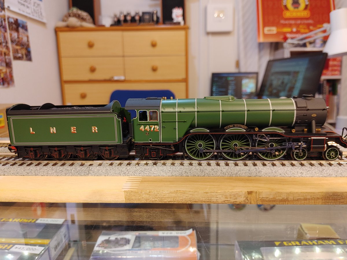 lampgoya's tweet photo. 「Australian Tour 1989 Flying Scotsman」8.9.22
　数あるFlying Scotsmanのスチームドームが涙滴形ので、コリドーテンダーの車両になります。流麗なスタイルでこれぞ英国の蒸気機関車の代名詞のような機関車です。以前の模型より赤い線がよく目立つ印象です。 https://t.co/ccoVMn1QyP