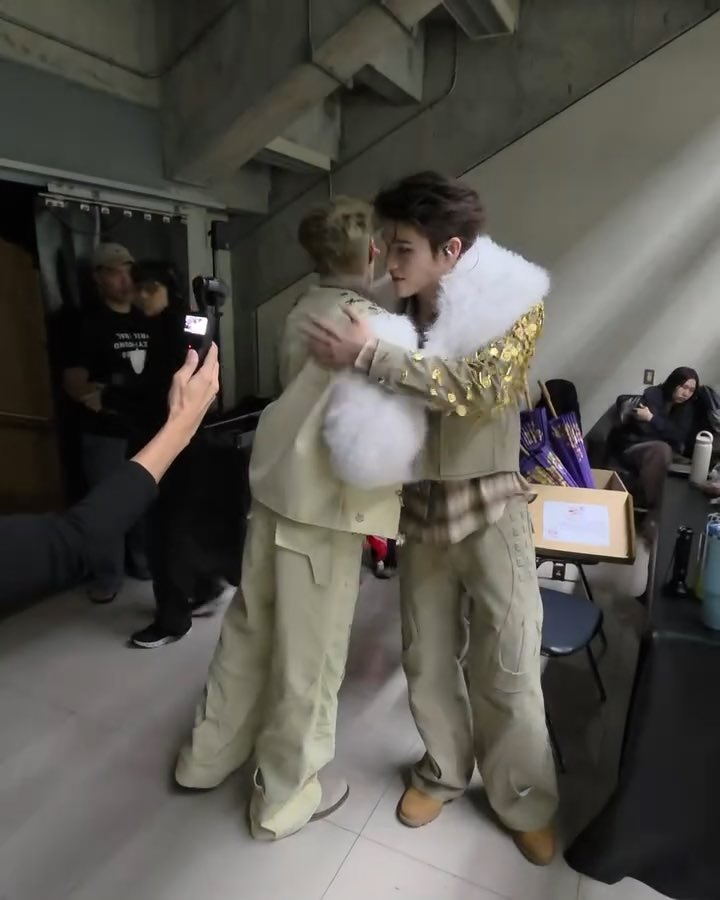 isknnu's tweet photo. หน้ากล้อง vs หลังกล้อง แล้วจะไม่ให้สาววายมันล้อได้ไง https://t.co/kDlyvpvav3
