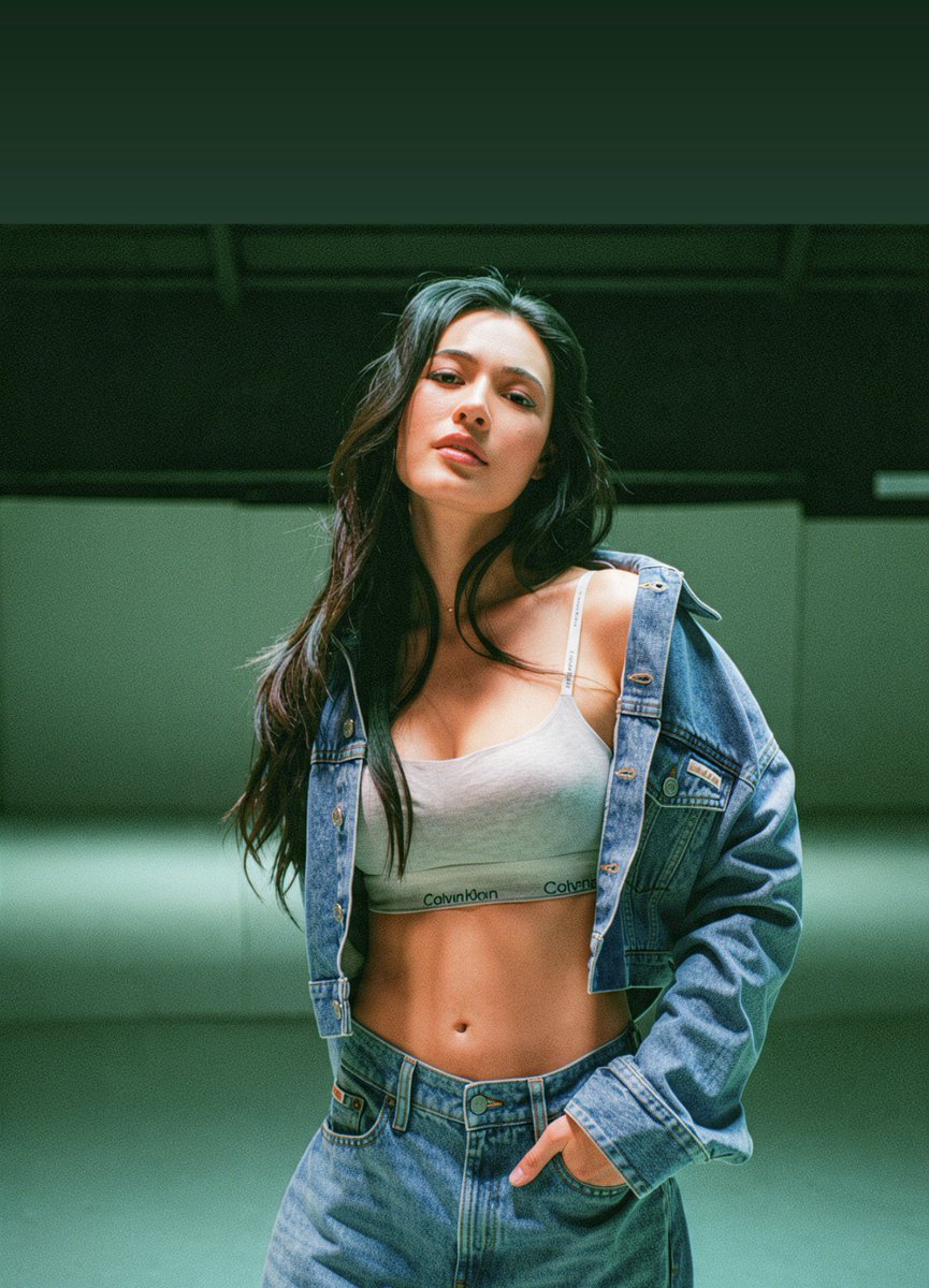 Fonty2000's tweet photo. Lingling's gaze! 
HER GAZE… I don’t know, I could faint in an instant 🙇🏼‍♀️

#LinglingkwongxCalvinklein
#CalvinKleinSS27 #NYFW
#Calvinklein #linglingkwong
#FEMFashionWeek https://t.co/q5ruvUkAB1