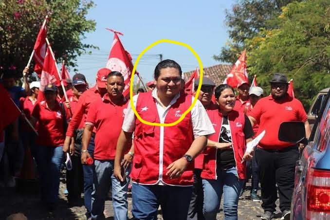LBrytani's tweet photo. Quien es Carlos Cuchemonte?
Hoy activista y sobalevas de Bukele.

Pero las focas idiotizadas, tildan de zurdos a la oposición. 

Asi de apendejados los tienen. https://t.co/jQIJh8PL2g