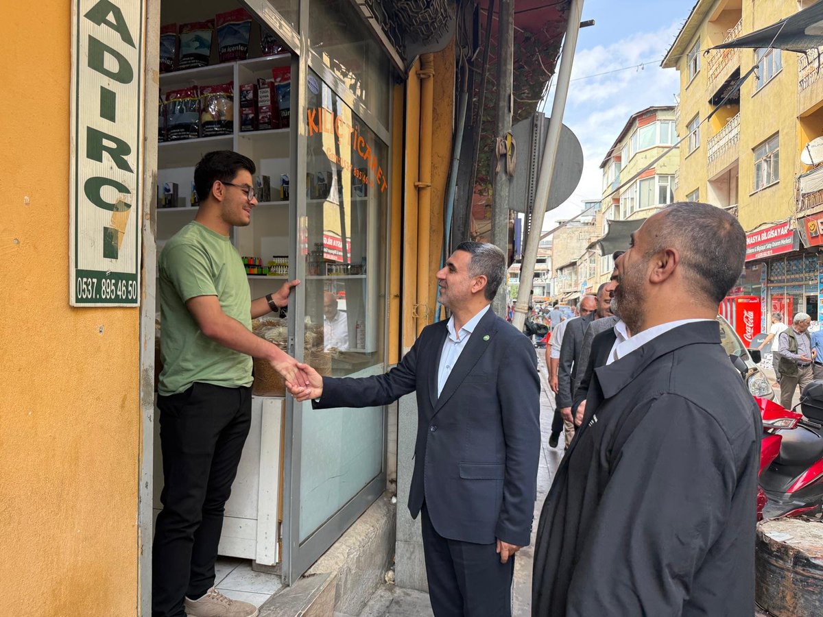 HudaParBingol's tweet photo. Maden Sokağı Esnaf ziyareti..

İl Başkanımız Recep Butaku ve beraberindeki heyetimiz, Maden Sokağı esnafımızı ziyaret etti.

Ziyarette heyetimiz, Esnafımızın sorun ve sıkıntılarını dinledi.

Esnafımızın sıcak ve samimi ilgileri için teşekkür eder, hayırlı bol kazançlar dileriz. https://t.co/gdr3gJtCTz