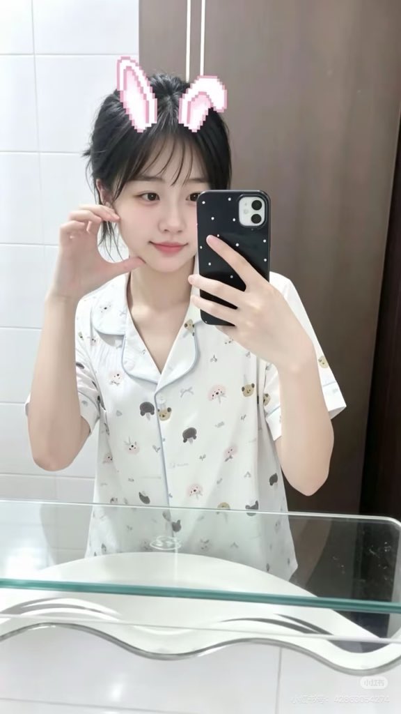 BobBregenz96155's tweet photo. 刚睡醒继续上供

好无聊  想发点照片☺️

有人要来锐评我自己的福吗

看完不要瞎说，也不是很黑！！！ https://t.co/dUZ6yPSXhS