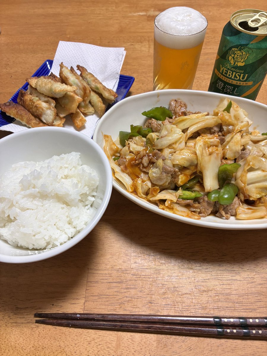 mitsunari147359's tweet photo. 酒を美味く飲むためなら、アテ作りに時間を惜しみません　part2
回鍋肉のキャベツが内側しか無かったのが残念 https://t.co/TJKKGMKZQX