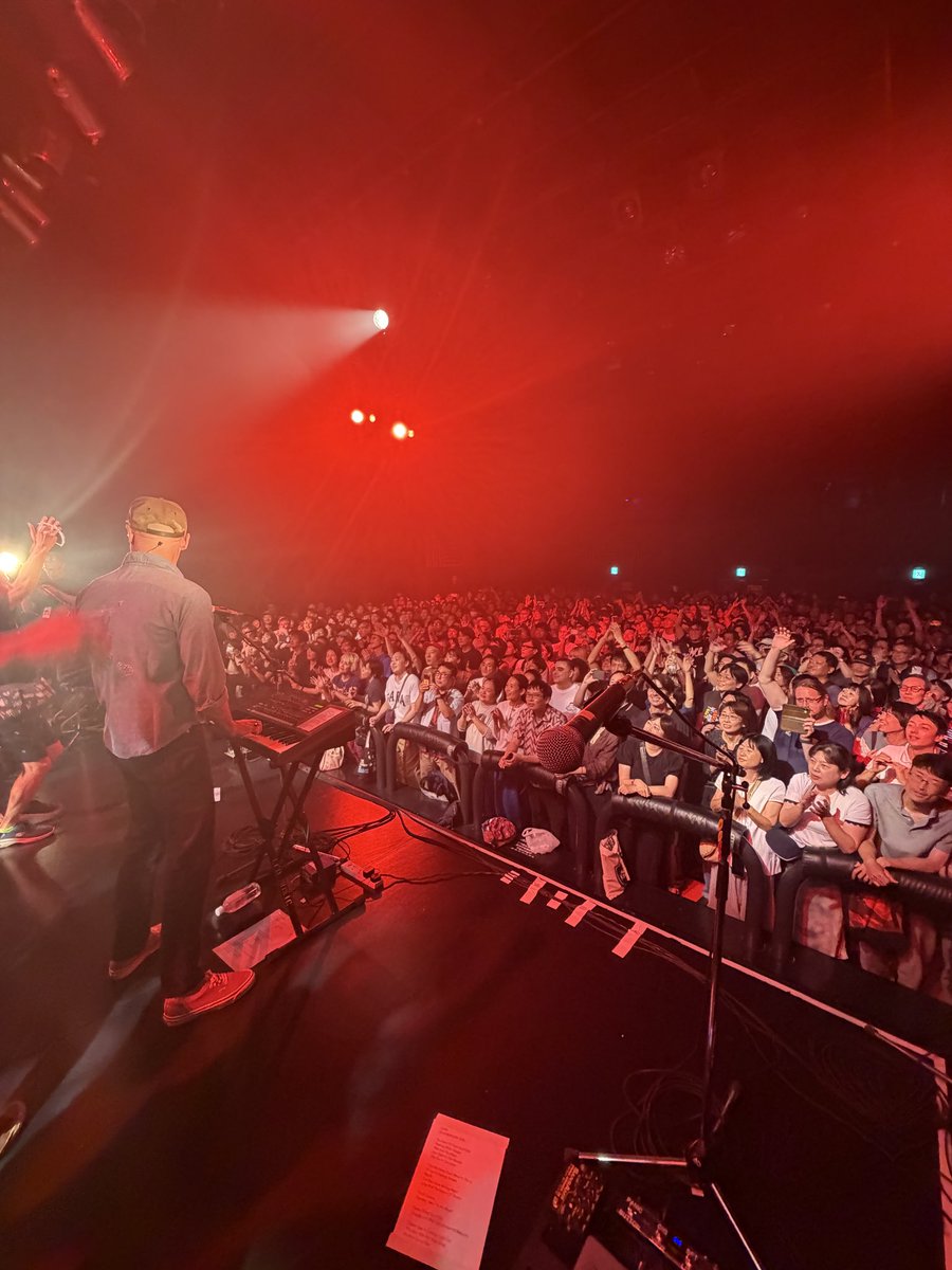 awajimoon41's tweet photo. そしてこのベルセバライブ2部の『
The Boy With The Arab Strap』ではお調子者の本領を発揮してステージに上がる事に成功！

降りる際マークと握手出来たし一生分の運を使い果たしたかも知れん…

ありがたやありがたや🙏 https://t.co/3p08II69s4