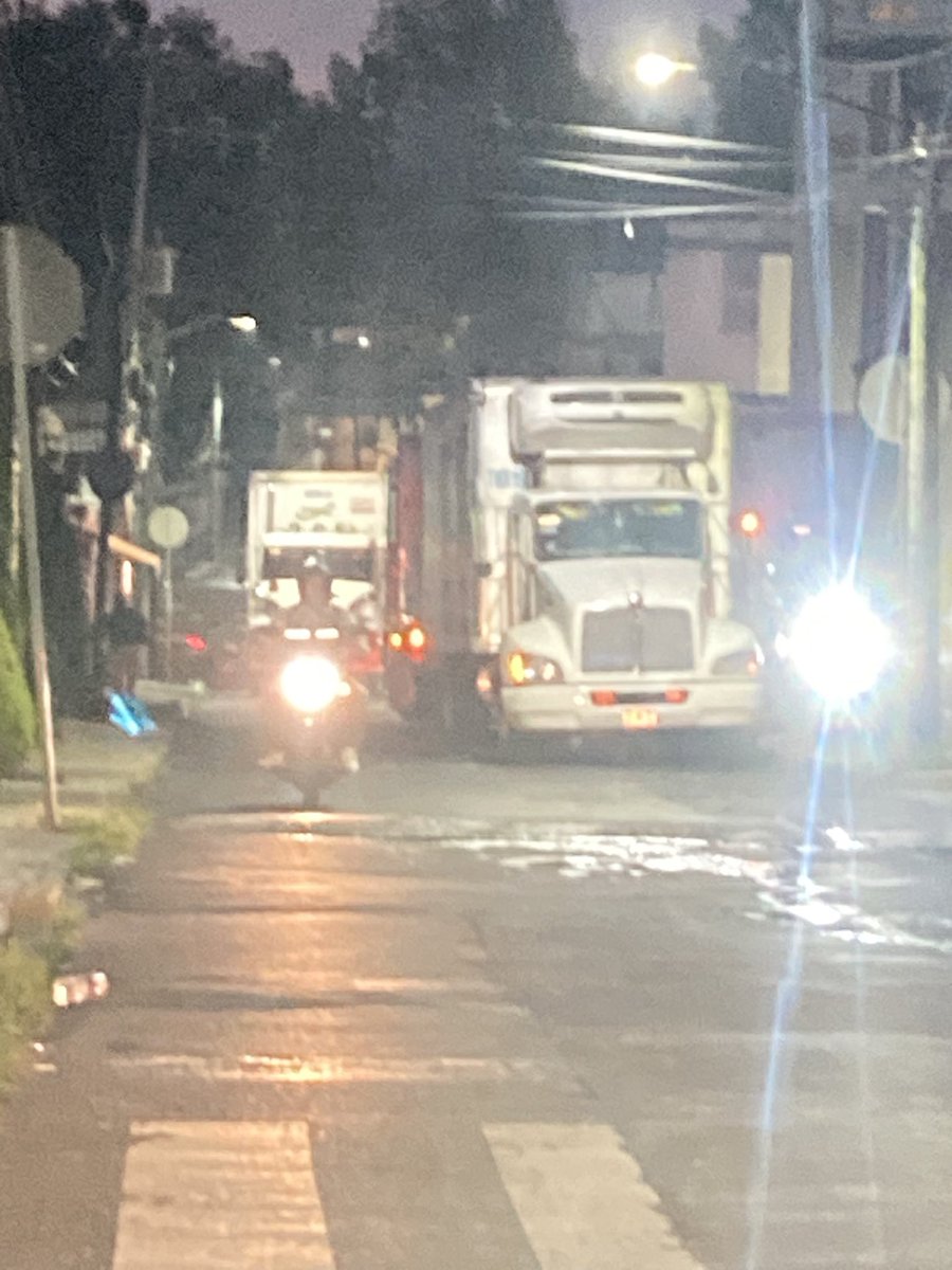 R_Bengochea's tweet photo. @LeonardoCurzio @SSC_CDMX Hablando de cultura cívica y vial, @PatioTlalpan obstruye Arenal todas las mañanas. Les pides que se muevan y se burlan. Se sienten dueños del espacio público, siempre impunes. @SSC_CDMX 
Fotos por delante y por detrás, porque decidieron que yo tenía que rodear la colonia... https://t.co/Xah0s8Y3SQ