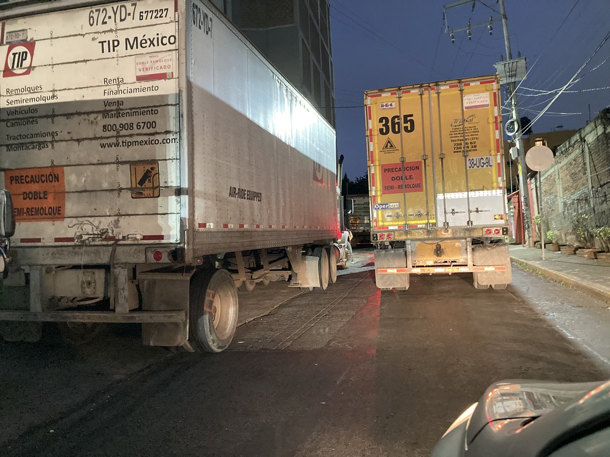 R_Bengochea's tweet photo. @LeonardoCurzio @SSC_CDMX Hablando de cultura cívica y vial, @PatioTlalpan obstruye Arenal todas las mañanas. Les pides que se muevan y se burlan. Se sienten dueños del espacio público, siempre impunes. @SSC_CDMX 
Fotos por delante y por detrás, porque decidieron que yo tenía que rodear la colonia... https://t.co/Xah0s8Y3SQ