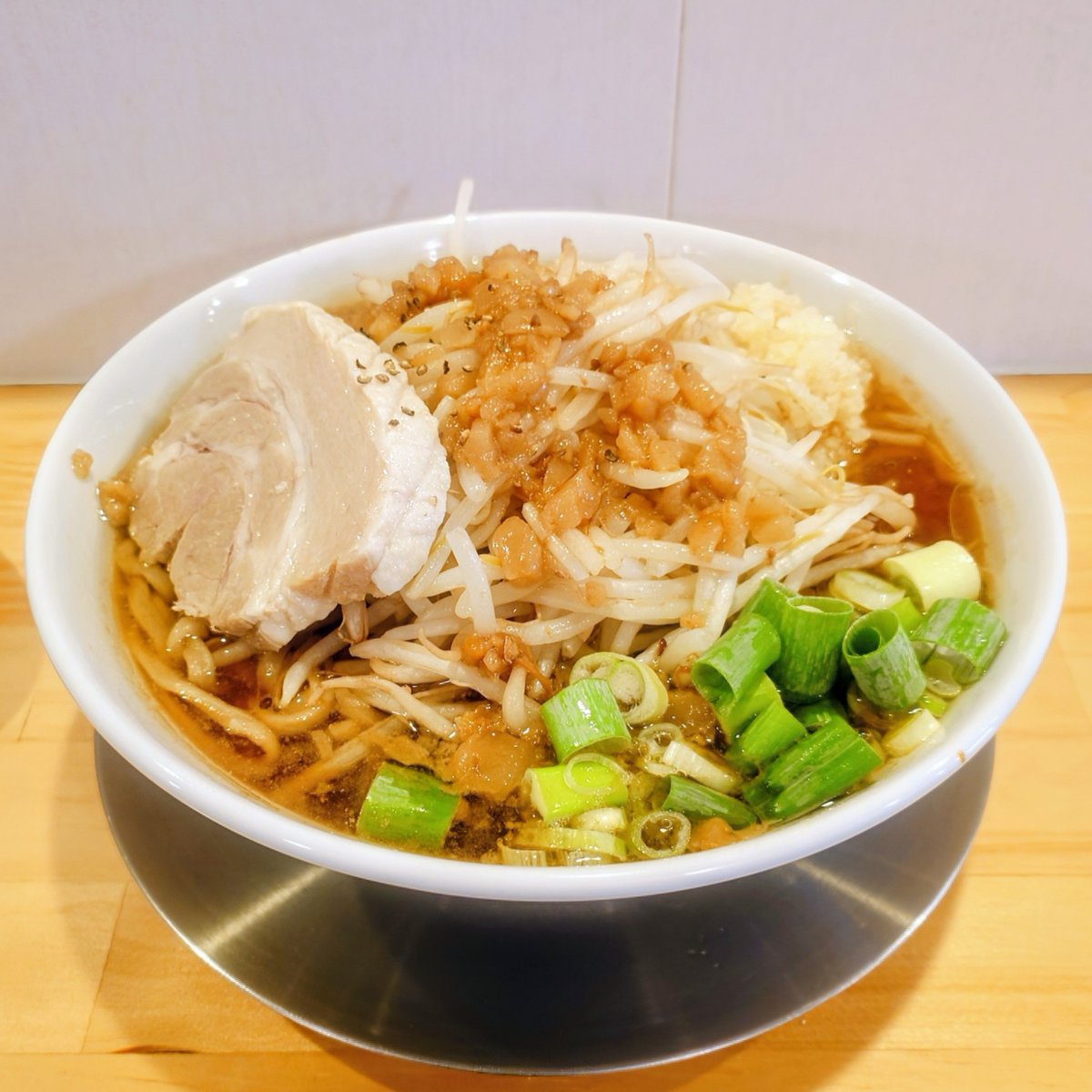 iacorporation's tweet photo. PORKBROS ポークブロー ラーメン
中華そば 大盛 生卵 コンポーク ニンニクマシヤサイマシ背アブラマシ

逗子で仕事終わり。好み分かれそうなラーメンでしたがイイ感じに美味しかった。麺も煮汁も醤油もアブラも誰もがどこかで食べたことが有りそで無さそな。コンポークという名の煮豚ほぐし追加購入。 https://t.co/M8joEgvuI9