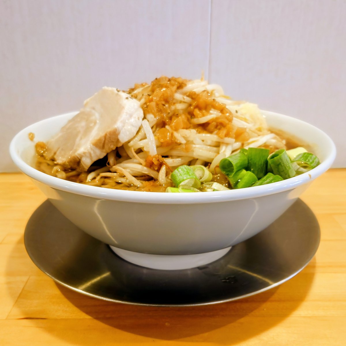 iacorporation's tweet photo. PORKBROS ポークブロー ラーメン
中華そば 大盛 生卵 コンポーク ニンニクマシヤサイマシ背アブラマシ

逗子で仕事終わり。好み分かれそうなラーメンでしたがイイ感じに美味しかった。麺も煮汁も醤油もアブラも誰もがどこかで食べたことが有りそで無さそな。コンポークという名の煮豚ほぐし追加購入。 https://t.co/M8joEgvuI9